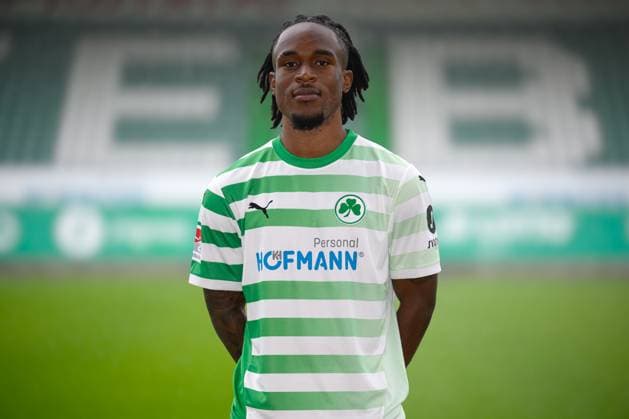 Noel Futkeu ; SpVgg Greuther Fürth 04.07.2024 - SpVgg Greuther Fürth ( Kleeblatt Spielvereinigung ) - 2. Fussball Bundesliga BL - Saison 2024 2025 - Fototermin Porträttermin Vorstellung Präsentation Pressetermin - - Einzelbild Einzelfoto Portrait Porträt Kopfbild -