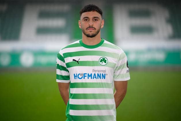 Oualid Mhamdi ; SpVgg Greuther Fürth 04.07.2024 - SpVgg Greuther Fürth ( Kleeblatt Spielvereinigung ) - 2. Fussball Bundesliga BL - Saison 2024 2025 - Fototermin Porträttermin Vorstellung Präsentation Pressetermin - - Einzelbild Einzelfoto Portrait Porträt Kopfbild -