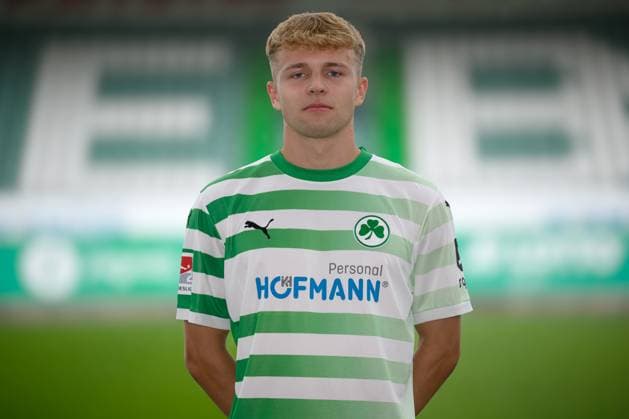 Philipp Müller ; SpVgg Greuther Fürth 04.07.2024 - SpVgg Greuther Fürth ( Kleeblatt Spielvereinigung ) - 2. Fussball Bundesliga BL - Saison 2024 2025 - Fototermin Porträttermin Vorstellung Präsentation Pressetermin - - Einzelbild Einzelfoto Portrait Porträt Kopfbild -