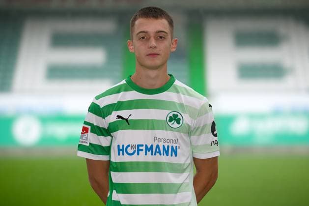 Denis Pfaffenrot ; SpVgg Greuther Fürth 04.07.2024 - SpVgg Greuther Fürth ( Kleeblatt Spielvereinigung ) - 2. Fussball Bundesliga BL - Saison 2024 2025 - Fototermin Porträttermin Vorstellung Präsentation Pressetermin - - Einzelbild Einzelfoto Portrait Porträt Kopfbild -