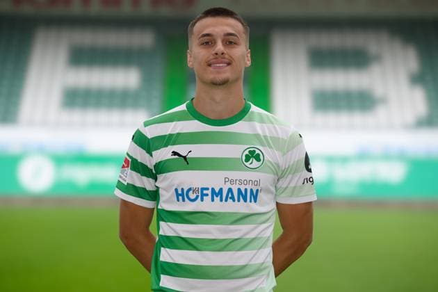 Leander Popp ; SpVgg Greuther Fürth 04.07.2024 - SpVgg Greuther Fürth ( Kleeblatt Spielvereinigung ) - 2. Fussball Bundesliga BL - Saison 2024 2025 - Fototermin Porträttermin Vorstellung Präsentation Pressetermin - - Einzelbild Einzelfoto Portrait Porträt Kopfbild -