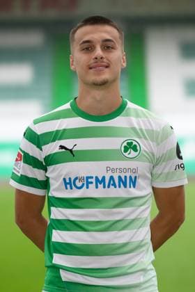Leander Popp ; SpVgg Greuther Fürth 04.07.2024 - SpVgg Greuther Fürth ( Kleeblatt Spielvereinigung ) - 2. Fussball Bundesliga BL - Saison 2024 2025 - Fototermin Porträttermin Vorstellung Präsentation Pressetermin - - Einzelbild Einzelfoto Portrait Porträt Kopfbild -