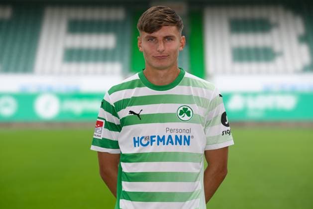 Matti Wagner ; SpVgg Greuther Fürth 04.07.2024 - SpVgg Greuther Fürth ( Kleeblatt Spielvereinigung ) - 2. Fussball Bundesliga BL - Saison 2024 2025 - Fototermin Porträttermin Vorstellung Präsentation Pressetermin - - Einzelbild Einzelfoto Portrait Porträt Kopfbild -