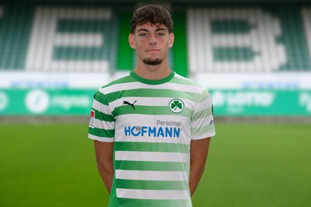 Reno Münz Muenz ; SpVgg Greuther Fürth 04.07.2024 - SpVgg Greuther Fürth ( Kleeblatt Spielvereinigung ) - 2. Fussball Bundesliga BL - Saison 2024 2025 - Fototermin Porträttermin Vorstellung Präsentation Pressetermin - - Einzelbild Einzelfoto Portrait Porträt Kopfbild -