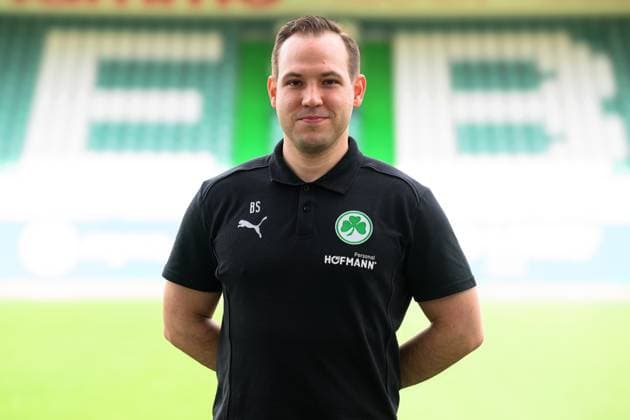 Dr. Sebastian Schmidt ; Mannschaftsarzt SpVgg Greuther Fürth 04.07.2024 - SpVgg Greuther Fürth ( Kleeblatt Spielvereinigung ) - 2. Fussball Bundesliga BL - Saison 2024 2025 - Fototermin Porträttermin Vorstellung Präsentation Pressetermin - - Einzelbild Einzelfoto Portrait Porträt Kopfbild -