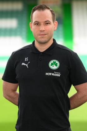 Dr. Sebastian Schmidt ; Mannschaftsarzt SpVgg Greuther Fürth 04.07.2024 - SpVgg Greuther Fürth ( Kleeblatt Spielvereinigung ) - 2. Fussball Bundesliga BL - Saison 2024 2025 - Fototermin Porträttermin Vorstellung Präsentation Pressetermin - - Einzelbild Einzelfoto Portrait Porträt Kopfbild -