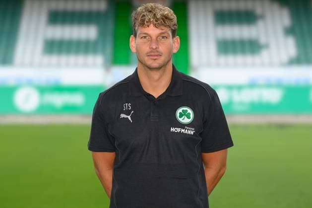 Dr. Stefan Söllner ; Teamarzt SpVgg Greuther Fürth 04.07.2024 - SpVgg Greuther Fürth ( Kleeblatt Spielvereinigung ) - 2. Fussball Bundesliga BL - Saison 2024 2025 - Fototermin Porträttermin Vorstellung Präsentation Pressetermin - - Einzelbild Einzelfoto Portrait Porträt Kopfbild -
