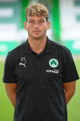 Dr. Stefan Söllner ; Teamarzt SpVgg Greuther Fürth 04.07.2024 - SpVgg Greuther Fürth ( Kleeblatt Spielvereinigung ) - 2. Fussball Bundesliga BL - Saison 2024 2025 - Fototermin Porträttermin Vorstellung Präsentation Pressetermin - - Einzelbild Einzelfoto Portrait Porträt Kopfbild -