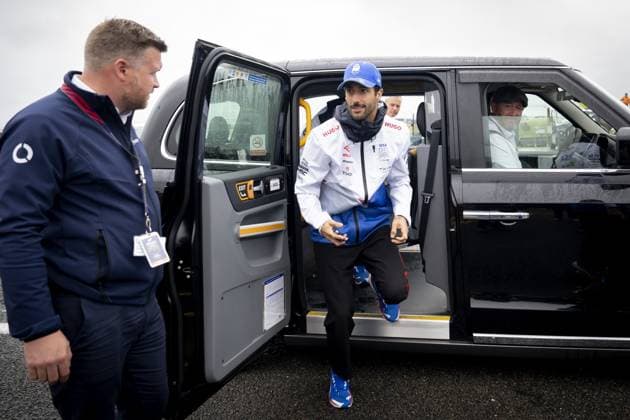SILVERSTONE - Daniel Ricciardo (RB) arrives at the Silverstone race circuit in the run-up to the 1st free practice prior to the British GP. ANP SANDER KONING xVIxANPxSportx xxANPxIVx 502797048 originalFilename: 502797048.jpg