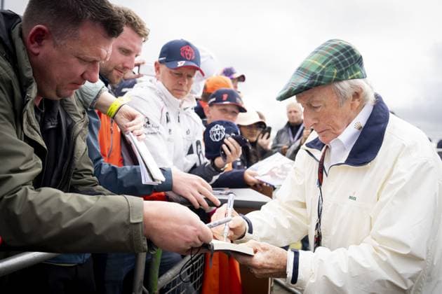 SILVERSTONE - Sir Jackie Stewart hands out autographs upon arrival at the Silverstone race circuit in the run-up to the 1st free practice prior to the British GP. ANP SANDER KONING xVIxANPxSportx xxANPxIVx 502797056 originalFilename: 502797056.jpg