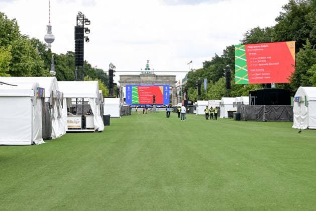 Berlin, Deutschland 5. Juli 2024: Fußball - Europameisterschaft 2024 Im Bild: Leere Fanzone mit dem Brandenburger Tor im Hintergrund Copyright: xFotostandx xReuhlx