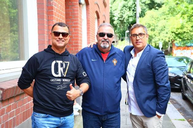 Volksparkstadion, Hamburg UEFA EURO, EM, Europameisterschaft,Fussball 2024 Germany, Viertelfinale 5 Juli 2024 , Portugal - Frankreich v.l., Bruder von Cristiano Ronaldo (Portugal), Partner von Dolores Aveiro und SIC Moderator Nuno Luz Copyright: JoaquimxFerreira
