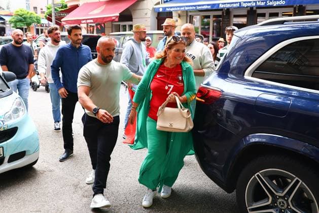 Volksparkstadion, Hamburg UEFA EURO, EM, Europameisterschaft,Fussball 2024 Germany, Viertelfinale 5 Juli 2024 , Portugal - Frankreich v.l., Cristiano Ronaldo (Portugal) Mutter Dolores Aveiro im Portugiesen Viertel in Hamburg Copyright: JoaquimxFerreira