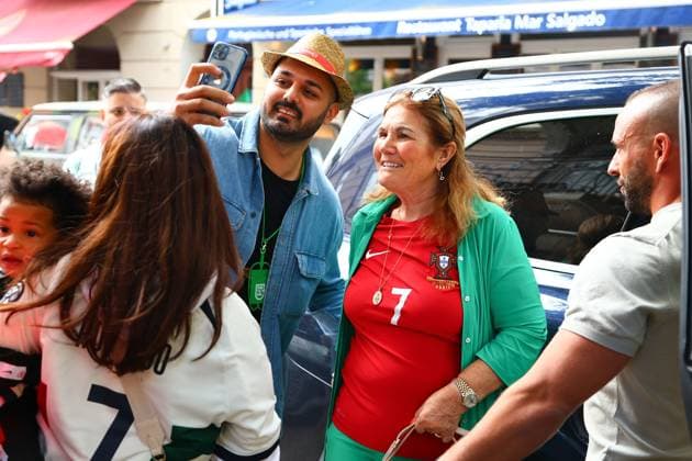 Volksparkstadion, Hamburg UEFA EURO, EM, Europameisterschaft,Fussball 2024 Germany, Viertelfinale 5 Juli 2024 , Portugal - Frankreich v.l., Cristiano Ronaldo (Portugal) Mutter Dolores Aveiro im Portugiesen Viertel in Hamburg, fan macht Selfie Copyright: JoaquimxFerreira