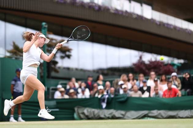 Sport Bilder des Tages 5th July 2024; All England Lawn Tennis and Croquet Club, London, England; Wimbledon Tennis Tournament, Day 5; Lulu Sun (NZL)in action during her second round match against Lin Zhu (CHN)  ActionPlus12663971 ShaunxBrooks