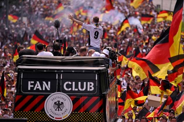 Fanmarsch vor dem Spiel, deutsche Fans, Flaggen, Fahnen, Stimmung, Fanfest, Fanclub DFB mit Einpeitscher Bierhoff 9 auf Doppeldecker Bus EURO 2024 Europameisterschaft Viertelfinale Spanien ESP vs Deutschland EURO 2024 Europameisterschaft Viertelfinale Spanien ESP vs Deutschland