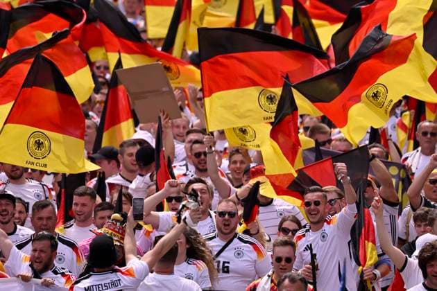 Fanmarsch vor dem Spiel, deutsche Fans, Flaggen, Fahnen, Stimmung, Fanfest EURO 2024 Europameisterschaft Viertelfinale Spanien ESP vs Deutschland EURO 2024 Europameisterschaft Viertelfinale Spanien ESP vs Deutschland
