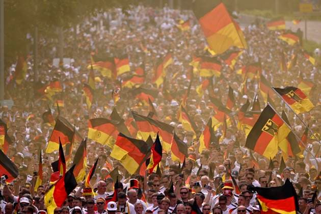 Fanmarsch vor dem Spiel, deutsche Fans, Flaggen, Fahnen, Stimmung, Fanfest EURO 2024 Europameisterschaft Viertelfinale Spanien ESP vs Deutschland EURO 2024 Europameisterschaft Viertelfinale Spanien ESP vs Deutschland