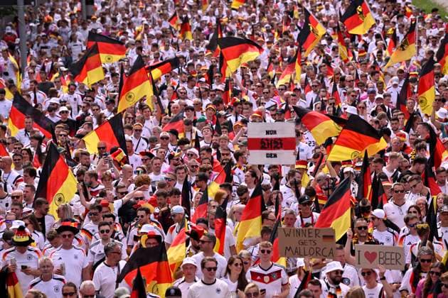 Fanmarsch vor dem Spiel, deutsche Fans, Flaggen, Fahnen, Stimmung, Fanfest Schild NUR DER VFB STUTTGART EURO 2024 Europameisterschaft Viertelfinale Spanien ESP vs Deutschland EURO 2024 Europameisterschaft Viertelfinale Spanien ESP vs Deutschland