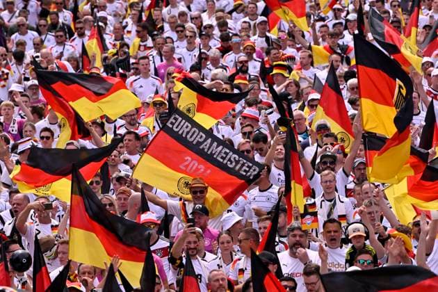 Fanmarsch vor dem Spiel, deutsche Fans, Flaggen, Fahnen, Stimmung, Fanfest Europameister 2024 EURO 2024 Europameisterschaft Viertelfinale Spanien ESP vs Deutschland EURO 2024 Europameisterschaft Viertelfinale Spanien ESP vs Deutschland