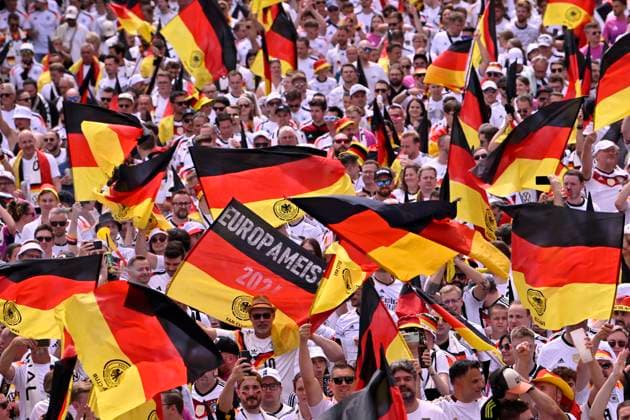 Fanmarsch vor dem Spiel, deutsche Fans, Flaggen, Fahnen, Stimmung, Fanfest Europameister 2024 EURO 2024 Europameisterschaft Viertelfinale Spanien ESP vs Deutschland EURO 2024 Europameisterschaft Viertelfinale Spanien ESP vs Deutschland