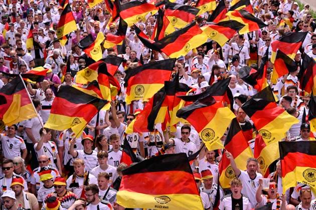 Fanmarsch vor dem Spiel, deutsche Fans, Flaggen, Fahnen, Stimmung, Fanfest EURO 2024 Europameisterschaft Viertelfinale Spanien ESP vs Deutschland EURO 2024 Europameisterschaft Viertelfinale Spanien ESP vs Deutschland