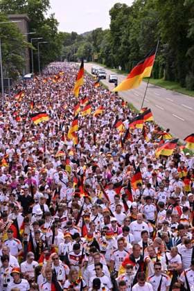 Fanmarsch vor dem Spiel, deutsche Fans, Flaggen, Fahnen, Stimmung, Fanfest EURO 2024 Europameisterschaft Viertelfinale Spanien ESP vs Deutschland EURO 2024 Europameisterschaft Viertelfinale Spanien ESP vs Deutschland