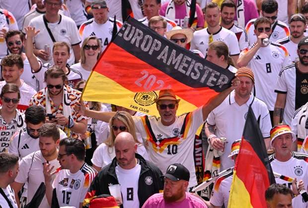 Fanmarsch vor dem Spiel, deutsche Fans, Flaggen, Fahnen, Stimmung, Fanfest Europameister 2024 EURO 2024 Europameisterschaft Viertelfinale Spanien ESP vs Deutschland EURO 2024 Europameisterschaft Viertelfinale Spanien ESP vs Deutschland