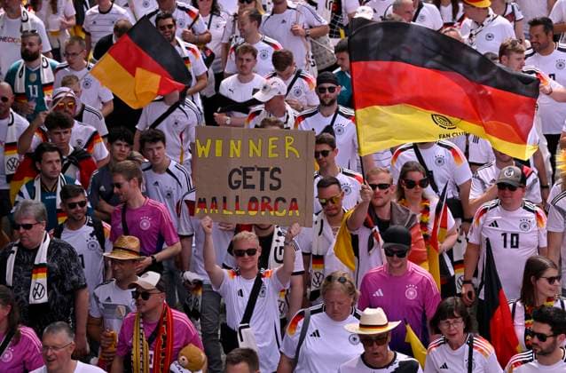 Fanmarsch vor dem Spiel, deutsche Fans, Flaggen, Fahnen, Stimmung, Fanfest Schild WINNER GETS MALLORCA EURO 2024 Europameisterschaft Viertelfinale Spanien ESP vs Deutschland EURO 2024 Europameisterschaft Viertelfinale Spanien ESP vs Deutschland