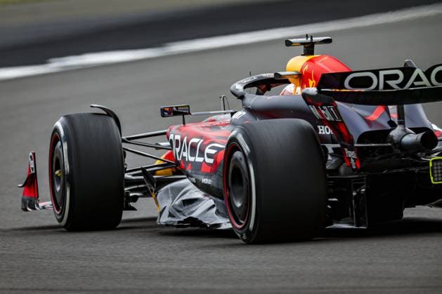 01 VERSTAPPEN Max (nld), Red Bull Racing RB20, action during the Formula 1 Qatar Airways British Grand Prix 2024, 12th round of the 2024 Formula One World Championship, WM, Weltmeisterschaft from July 5 to 7, 2024 on the Silverstone Circuit, in Silverstone, United Kingdom - F1 - BRITISH GRAND PRIX 2024 DPPI Panoramic  240705_R12_GRAN_BRETAGNA_DP_FGOO7081