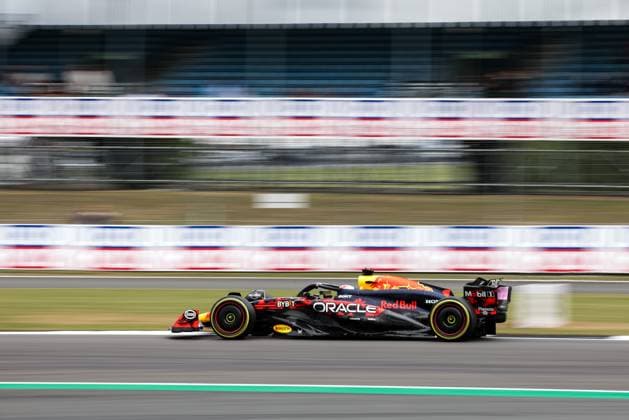 01 VERSTAPPEN Max (nld), Red Bull Racing RB20, action during the Formula 1 Qatar Airways British Grand Prix 2024, 12th round of the 2024 Formula One World Championship, WM, Weltmeisterschaft from July 5 to 7, 2024 on the Silverstone Circuit, in Silverstone, United Kingdom - F1 - BRITISH GRAND PRIX 2024 DPPI Panoramic  240705_R12_GRAN_BRETAGNA_DP_XB5_3404