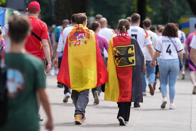 Deutsche und Spanische Fans einträchtig auf dem Weg ins Stadion - Stuttgart 05.07.2024: Deutschland vs. Spanien, EURO2024, Viertelfinale, M45, EM-Arena Stuttgart