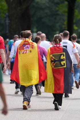Deutsche und Spanische Fans einträchtig auf dem Weg ins Stadion - Stuttgart 05.07.2024: Deutschland vs. Spanien, EURO2024, Viertelfinale, M45, EM-Arena Stuttgart
