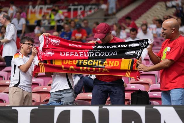 Deutsche und Spanische Fans einträchtig im Stadion - Stuttgart 05.07.2024: Deutschland vs. Spanien, EURO2024, Viertelfinale, M45, EM-Arena Stuttgart