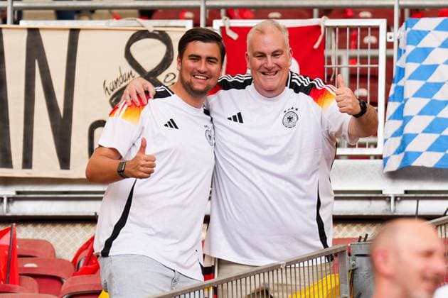 Der Equipment Manager der Frauen-Nationalmannschaft Steve Smith freut sich mit Sohn Jeremy auf das Spiel - Stuttgart 05.07.2024: Deutschland vs. Spanien, EURO2024, Viertelfinale, M45, EM-Arena Stuttgart