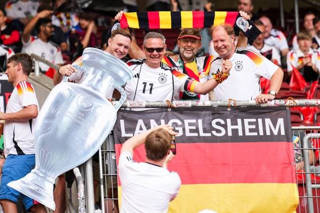 Deutsche Fans freuen sich mit dem Pokal auf das Spiel, das sie als vorweggenommenes EM-Finale sehen - Stuttgart 05.07.2024: Deutschland vs. Spanien, EURO2024, Viertelfinale, M45, EM-Arena Stuttgart