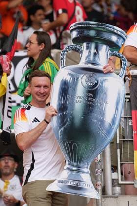 Sport Bilder des Tages Deutsche Fans freuen sich mit dem Pokal auf das Spiel, das sie als vorweggenommenes EM-Finale sehen - Stuttgart 05.07.2024: Deutschland vs. Spanien, EURO2024, Viertelfinale, M45, EM-Arena Stuttgart