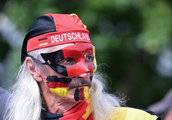 Fussball Euro 2024 Viertelfinale 05.07.2024 Spanien - Deutschland Deutschland Fan mit Maske und bemaltem Gesicht