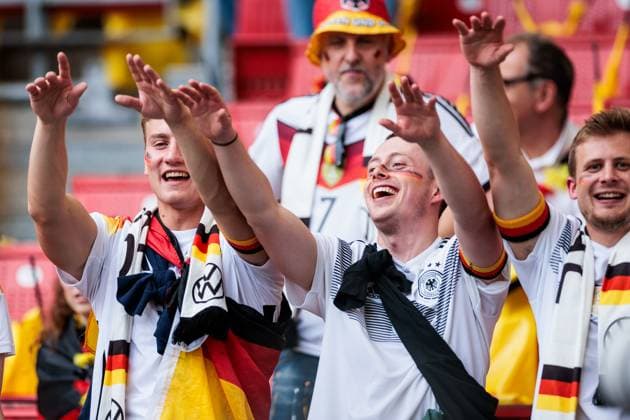 UEFA EURO, EM, Europameisterschaft,Fussball 2024: Spanien - Deutschland; 05.07.2024 Deutsche Fans machen Lola UEFA EURO 2024: Spanien - Deutschland; Stuttgart Arena, Stuttgart am 05.07.2024 Copyright: xBEAUTIFULxSPORTS Wunderlx