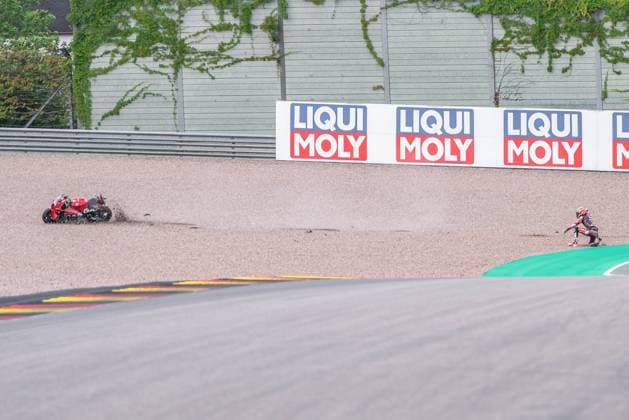 Bilder des Jahres 2024, Sport 07 Juli Sport Themen der Woche KW27 Sport Bilder des Tages Hohenstein, Deutschland 05. - 07. Juli 2024: MotoGP Sachsenring Deutschland - 2024 Im Bild: Pedro Acosta (SPA) stürzt stuertzt im Kiesbett *** Hohenstein, Germany 05 07 July 2024 MotoGP Sachsenring Germany 2024 In the picture Pedro Acosta SPA crashes in the gravel bed Copyright: xFotostandx xNachtigallx