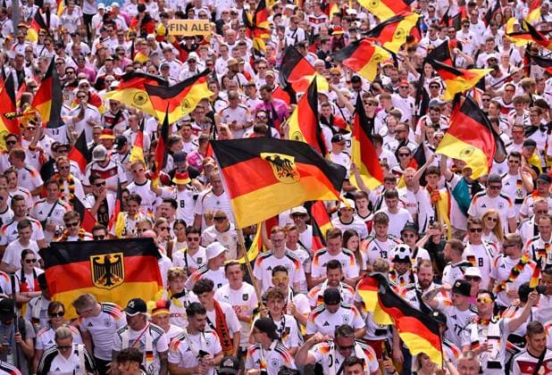 Fanmarsch vor dem Spiel, deutsche Fans, Flaggen, Fahnen, Stimmung, Fanfest EURO 2024 Europameisterschaft Viertelfinale Spanien ESP vs Deutschland EURO 2024 Europameisterschaft Viertelfinale Spanien ESP vs Deutschland Stuttgart Copyright: xWeber xEibner-Pressefotox EP_mwi