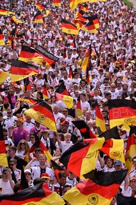 Fanmarsch vor dem Spiel, deutsche Fans, Flaggen, Fahnen, Stimmung, Fanfest EURO 2024 Europameisterschaft Viertelfinale Spanien ESP vs Deutschland EURO 2024 Europameisterschaft Viertelfinale Spanien ESP vs Deutschland Stuttgart Copyright: xWeber xEibner-Pressefotox EP_mwi