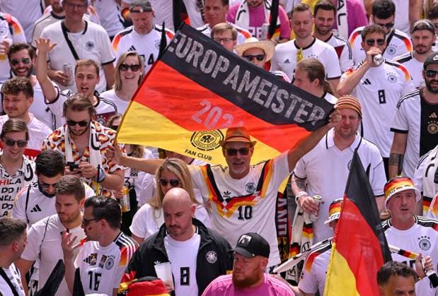 Fanmarsch vor dem Spiel, deutsche Fans, Flaggen, Fahnen, Stimmung, Fanfest Europameister 2024 EURO 2024 Europameisterschaft Viertelfinale Spanien ESP vs Deutschland EURO 2024 Europameisterschaft Viertelfinale Spanien ESP vs Deutschland Stuttgart Copyright: xWeber xEibner-Pressefotox EP_mwi