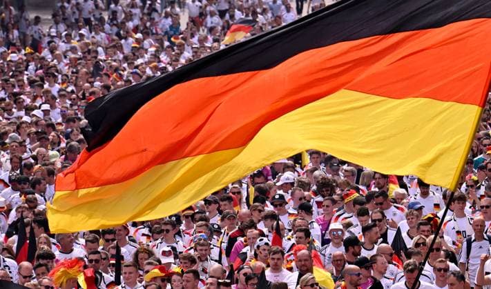 Fanmarsch vor dem Spiel, deutsche Fans, Flaggen, Fahnen, Stimmung, Fanfest EURO 2024 Europameisterschaft Viertelfinale Spanien ESP vs Deutschland EURO 2024 Europameisterschaft Viertelfinale Spanien ESP vs Deutschland Stuttgart Copyright: xWeber xEibner-Pressefotox EP_mwi