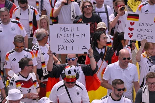 Fanmarsch vor dem Spiel, deutsche Fans, Flaggen, Fahnen, Stimmung, Fanfest Schild MAULTASCHEN STATT PAELLA EURO 2024 Europameisterschaft Viertelfinale Spanien ESP vs Deutschland EURO 2024 Europameisterschaft Viertelfinale Spanien ESP vs Deutschland Stuttgart Copyright: xWeber xEibner-Pressefotox EP_mwi