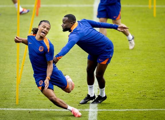Sport Themen der Woche KW27 Sport Bilder des Tages WOLFSBURG - Nathan Ake and Lutsharel Geertruida during a training session of the Dutch national team, Nationalteam at the AOK Stadium on July 5, 2024 in Wolfsburg, Germany. The Dutch national team is preparing for the Quarter-finals of the European Football Championship in Germany against Turkey. ANP KOEN VAN WEEL netherlands out - belgium out Wolfsburg xVIxxIVx 502796934 originalFilename: 0706328758st.jpg