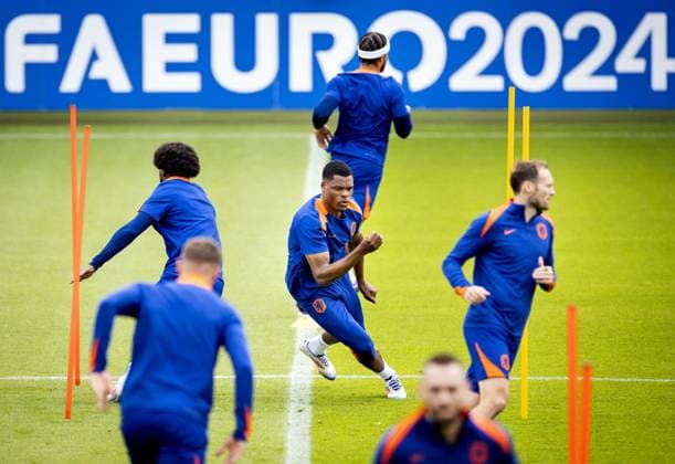 WOLFSBURG - Denzel Dumfries during a training session of the Dutch national team, Nationalteam at the AOK Stadium on July 5, 2024 in Wolfsburg, Germany. The Dutch national team is preparing for the Quarter-finals of the European Football Championship in Germany against Turkey. ANP KOEN VAN WEEL netherlands out - belgium out Wolfsburg xVIxxIVx 502797672 originalFilename: 0706333712st.jpg