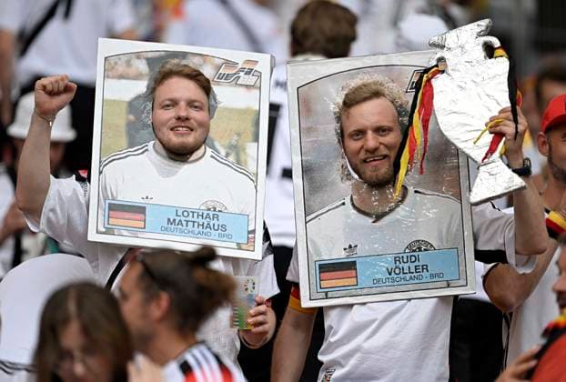 Sport Themen der Woche KW27 Sport Bilder des Tages 05.07.2024, Fussball UEFA EURO, EM, Europameisterschaft,Fussball 2024, Viertelfinale, Spanien - Deutschland, in der Stuttgart-Arena. Witzige deutsche Fans mit Lothar Matthäus und Rudi Völler Karte *** 05 07 2024, Football UEFA EURO 2024, quarter-finals, Spain Germany, in the Stuttgart Arena Funny German fans with Lothar Matthäus and Rudi Völler Map