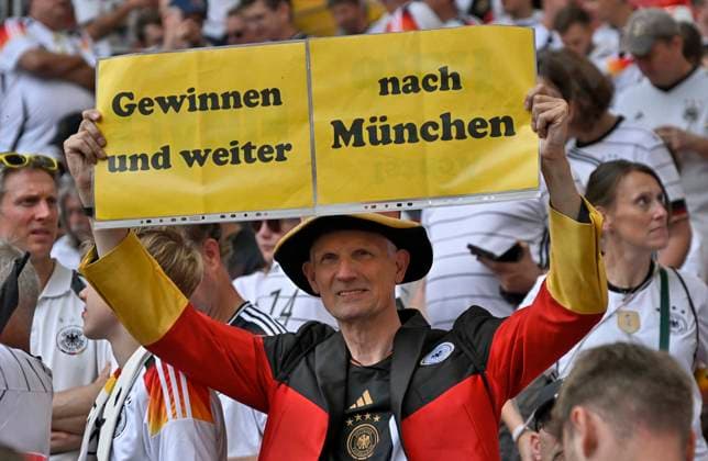 05.07.2024, Fussball UEFA EURO, EM, Europameisterschaft,Fussball 2024, Viertelfinale, Spanien - Deutschland, in der Stuttgart-Arena. Der Fan fordert v.l. Gewinnen und weiter nach München.