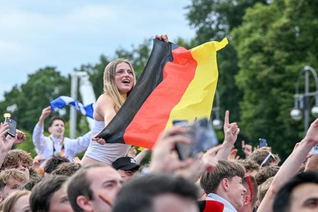 Berlin, Deutschland 5. Juli 2024: Fußball - Europameisterschaft 2024 Im Bild: Weiblicher Fan schwenkt Deutschlandflagge bei Peter Schilling Major Tom Copyright: xFotostandx xReuhlx